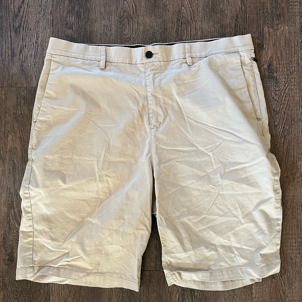 Size 38 Old Navy ultimate tech slim built in flex khaki shorts.  Like new